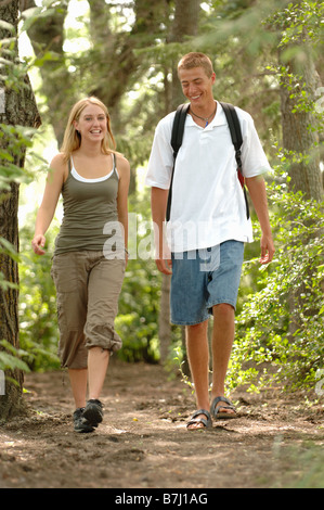 Junge Paare, die in Wäldern, Regina, Saskatchewan Stockfoto