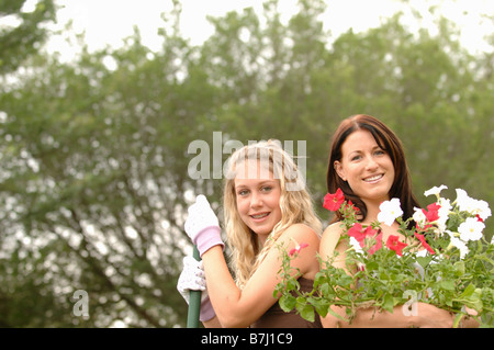 Frau und Mädchen mit Rechen und Blumen, Regina, Saskatchewan Stockfoto