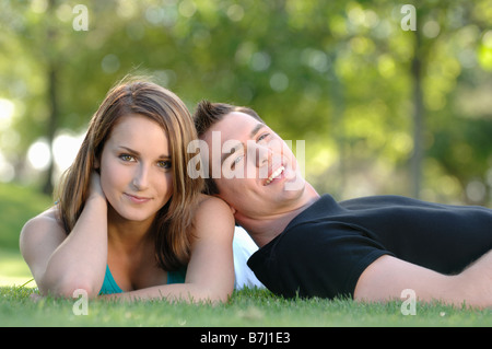 Jungen und Mädchen Teenager Gras im Park, Regina, Saskatchewan Stockfoto