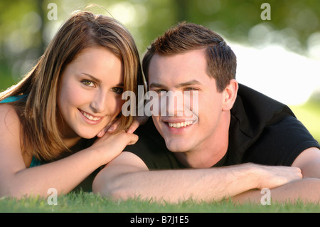 Jungen und Mädchen Teenager Gras im Park, Regina, Saskatchewan Stockfoto