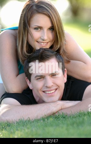 Jungen und Mädchen Teenager Gras im Park, Regina, Saskatchewan Stockfoto