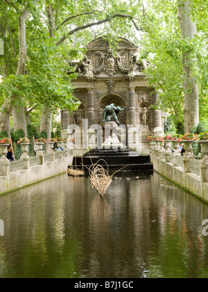 Die Medici-Brunnen (La Fontaine Medicis) im Jardin du Luxembourg in Paris, Frankreich-Europa Stockfoto