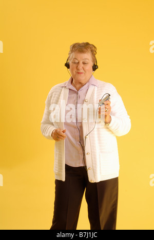 Senior Woman Kopfhörer, Regina, Saskatchewan Stockfoto