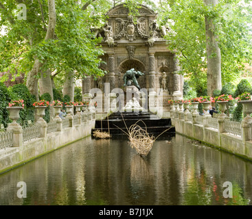 Die Medici-Brunnen (La Fontaine Medicis) im Jardin du Luxembourg in Paris, Frankreich-Europa Stockfoto