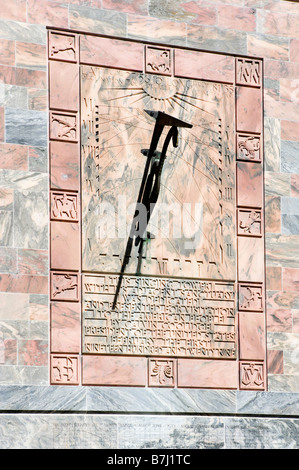 Sonnenuhr an der Wand des Turmes Carillon im Bok Tower Gardens in der Nähe von Lake Wales, Zentral-Florida, USA Stockfoto