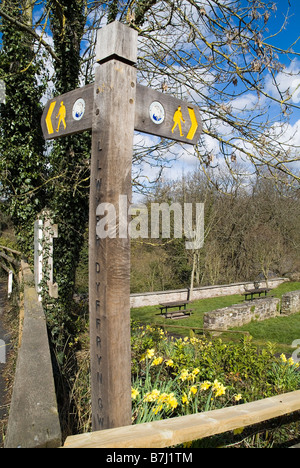 dh Hay auf Wye POWYS WALES Wye Valley Walk Wegweiser Walk post Fußweg ländlicher öffentlicher Pfad in großbritannien Wegweiser Wegweiser Wegweiser Wegweiser Wegweiser Wegweiser Wegweiser zu Fuß Holzwegweiser Stockfoto