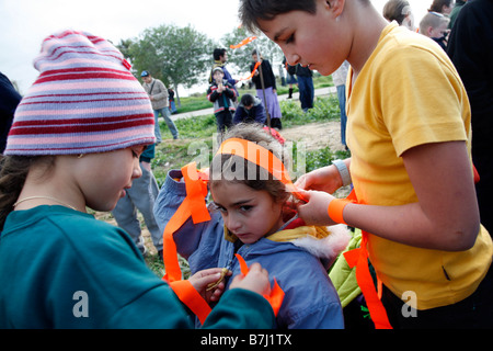 Eine israelische Kind orange Bänder, das Symbol der Anti-Rückzug Bewegung auf ihr Haar gebunden. Stockfoto