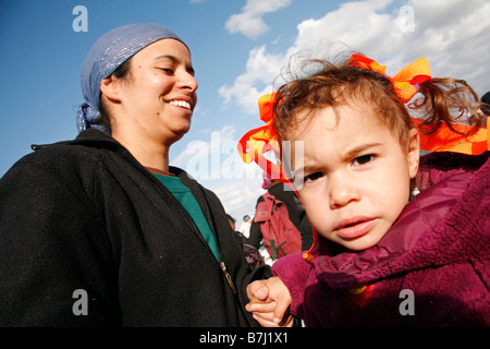 Ein israelische Kind mit Orange Bänder das Symbol der Anti Rückzug Bewegung in ihr Haar gebunden. Stockfoto