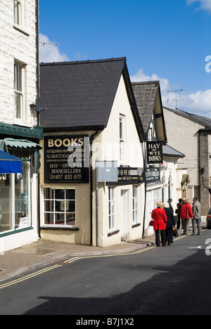 dh Heu auf Wye POWYS WALES Menschen in Straße in Buchstadt Shops Buchhändler Buchhandlung Stockfoto