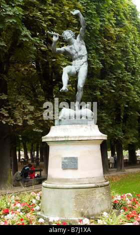 Bronze Statue von Pan in der Nähe das Osttor des Jardin du Luxembourg in Paris, Frankreich-Europa Stockfoto