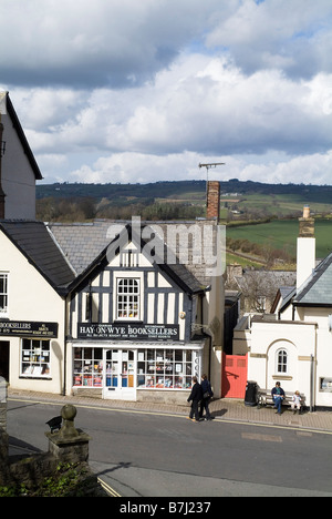 Dh das Heu, das auf die Menschen in Wales Wye POWYS Straße in booktown shopfront Buchhändler viktorianischen Buchhandlung Stadt Stockfoto