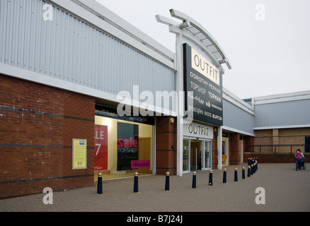 Outfit aus Einzelhandel Shopping Zentrum für Arcadia Group Stockfoto