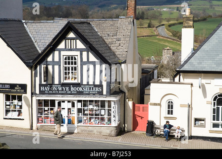 Dh das Heu, das auf die Menschen in Wales Wye POWYS Straße in booktown shopfront Buchhändler viktorianischen Buchhandlung Stadt Stockfoto