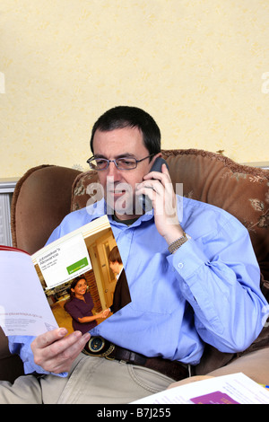 Arbeitsloser Mann lesen Pamflet wie man einen anderen Job zu bekommen Stockfoto