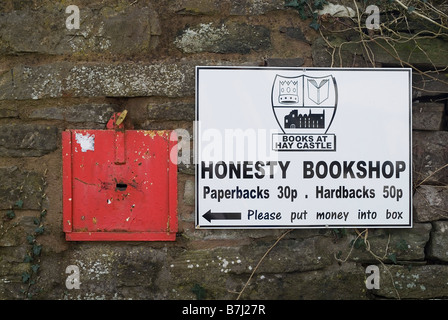 dh Hay auf Wye POWYS WALES Ehrlichkeit Pay-Box für gebrauchte Bücher zum Verkauf in booktown Buchhandlung uk Stockfoto