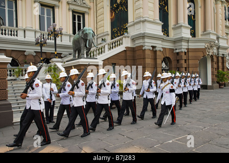 Palastwachen auf Parade - Wat Phra Kaew und dem Grand Palace in Bangkok Zentralthailand Stockfoto