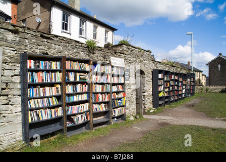 dh Hay on Wye POWYS WALES Bücherregale außerhalb gebrauchte Bücher zum Verkauf in booktown Buchladen Festival Gebrauchtgeschäfte Buchstall uk Festivals Stockfoto