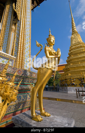 Goldene Statue der Kinnara - Wat Phra Kaew und dem Grand Palace in Bangkok Zentralthailand Stockfoto