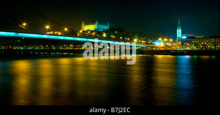 Bratislava bei Nacht. Novy Most Brücke über die Donau, die Burg von Bratislava und St.-Martins Kathedrale (Dóm Sv Martina) (aka SNP). Stockfoto