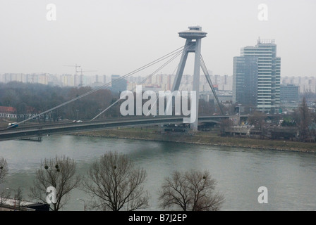 Bratislava, von Bratislava Burg gesehen. Futuristisches Restaurant UFO befindet sich auf der Oberseite Novy Most Brücke über die Donau. Stockfoto