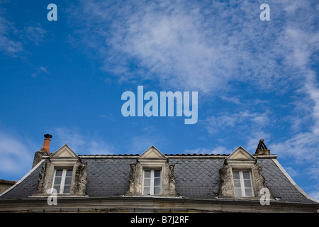 Das reich verzierte Dach und Fenstern eines Gebäudes in Meard de Gurcon, Frankreich. Stockfoto
