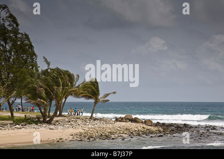 Zuschauer beobachten Sie, wie die Brandung gegen das Ufer am Pigeon Island, St. Lucia, West Indies. Stockfoto