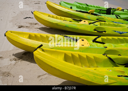 Kanus am Strand von Pigeon Island, St. Lucia, West Indies aufgereiht. Stockfoto