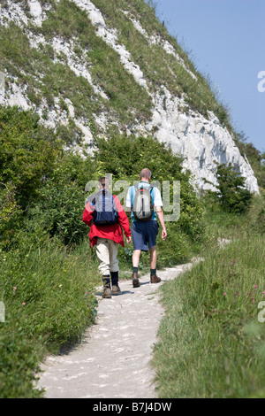 Spaziergänger entlang Feldweg entlang der Kreidefelsen Dover Kent England Stockfoto