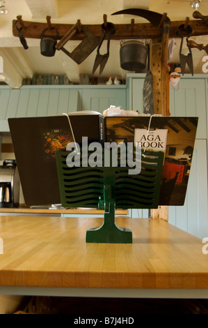 AGA-Kochbuch auf Stand in der alten Küche Stockfoto