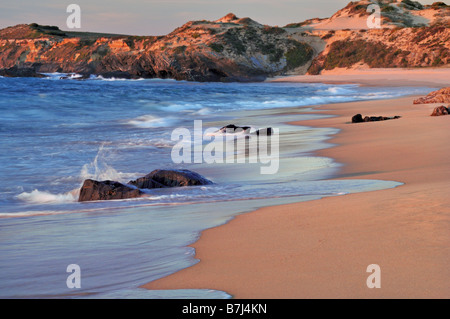 Abendstimmung an einem Strand in Vila Nova de Milfontes, Alentejo, Portugal Stockfoto