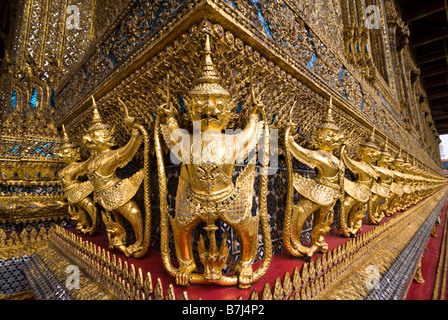 Garuda Zahlen um die Basis des Ubosot Tempelbau - Wat Phra Kaew und dem Grand Palace in Bangkok Zentralthailand Stockfoto