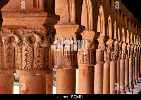 Detail der mittelalterlichen Kreuzgang der Kirche La Colegiata de Santa Juliana in Santillana del Mar, Kantabrien, Spanien Stockfoto