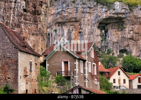 Häuser unter Steinen im kleinen Dorf Cabrerets, Natur Park Causses du Quercy, Frankreich Stockfoto