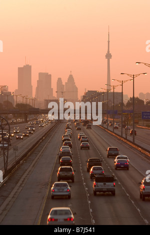 Blick auf Toronto Skyline von oben Queen Elizabeth Way Autobahn beim Start der Feierabendverkehr, Toronto, Ontario, Kanada. Stockfoto