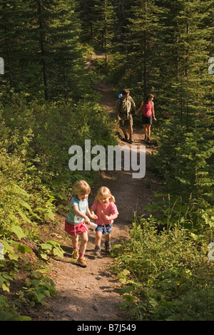 Kinder laufen vor der Eltern während der Wanderung auf Spuren im Island Lake Resort, Fernie, Britisch-Kolumbien, Kanada. Stockfoto