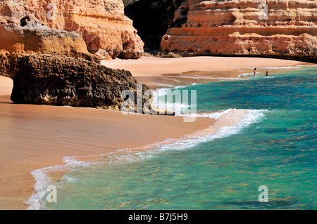 Strand Praia da Marinha in der Zentral-Algarve in der Nähe von Carvoeiro Stockfoto