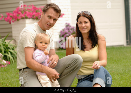 Paar w/Baby vor Haus, Regina, Saskatchewan Stockfoto