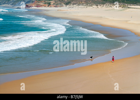 Menschen zu Fuß am Strand Praia da Bordeira innen Natur Park Costa Vicentina im Westen der Algarve Stockfoto