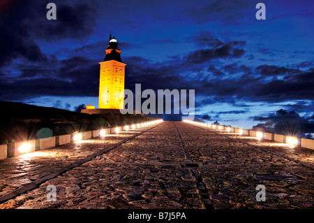 Dramatische Nachtlandschaft am alten Leuchtturm römischen Herkulesturm in La Coruna, Galicien Stockfoto