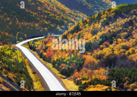 Cabot Trail windet sich durch die Farben des Herbstes im Cape Breton Highlands National Park. Stockfoto