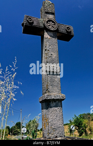 Mittelalterliches Steinkreuz im Naturpark Causses du Quercy Stockfoto