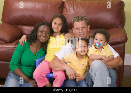 AA Mama, kaukasischen Papa, Mulatte Kinder, junge 1,5 Jahre, Mädchen 3 Jahre, Mädchen 6 Jahre. Stockfoto