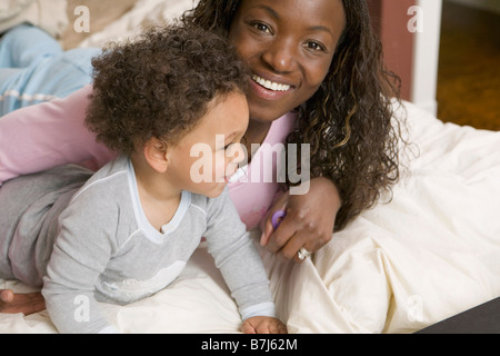 AA Mutter und Mulatten junge 1,5 Jahre alt im Bett. Stockfoto