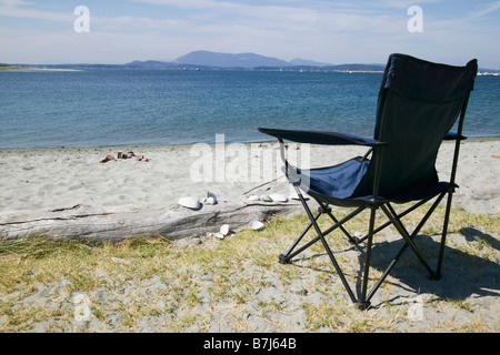 Klappbarer Stuhl am Strand von Sidney Spieß Marine Park, BC, Kanada Stockfoto