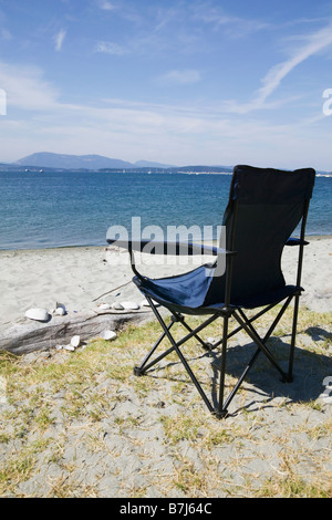 Klappbarer Stuhl am Strand von Sidney Spieß Marine Park, BC, Kanada Stockfoto