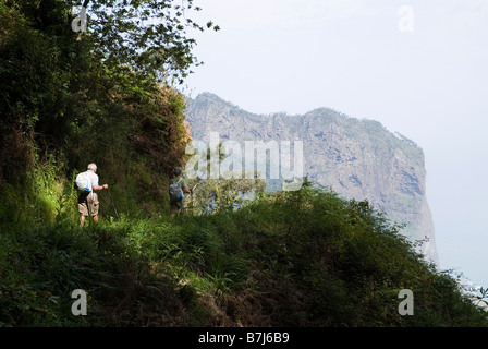 dh Eagle Rock PENHA DE AGUIA MADEIRA Tourist Ältere zwei Wanderer auf einem Bergpfad und Eagle Rock Wanderer Urlaub Wanderer Mann Frau wandern Landschaft Stockfoto