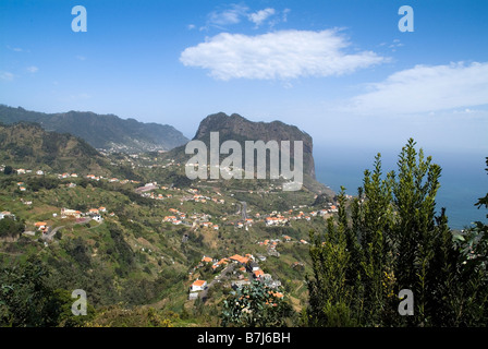 dh Eagle Rock PENHA DE AGUIA MADEIRA Eagle Rock über dem Dorf Porto da Cruz Tal Ausbisse Berg Stockfoto