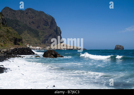 dh Eagle Rock PENHA DE AGUIA MADEIRA Porto da Cruz und Seawaves brechen auf felsigen Norden Küste Küste Stockfoto