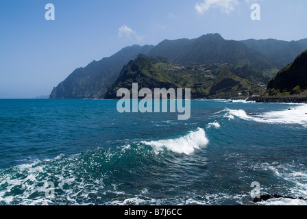 dh PORTO DA CRUZ MADEIRA Nord Küste Seawaves brechen in der Bucht Stockfoto