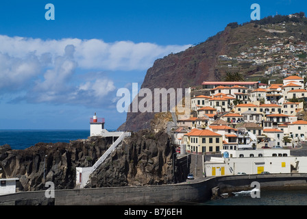 Dh Cabo Girao Camara de Lobos MADEIRA Hafen Häuser und zweite höchste Meeresklippe in Europa Stockfoto